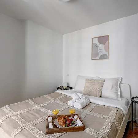Champs-elysees - 2br With Balcony - Cityapartmentstay