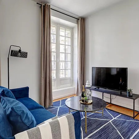 Apartment Champs-elysees - 2br With Balcony - Cityapartmentstay *