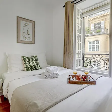 Champs-elysees - 2br With Balcony - Cityapartmentstay Paris